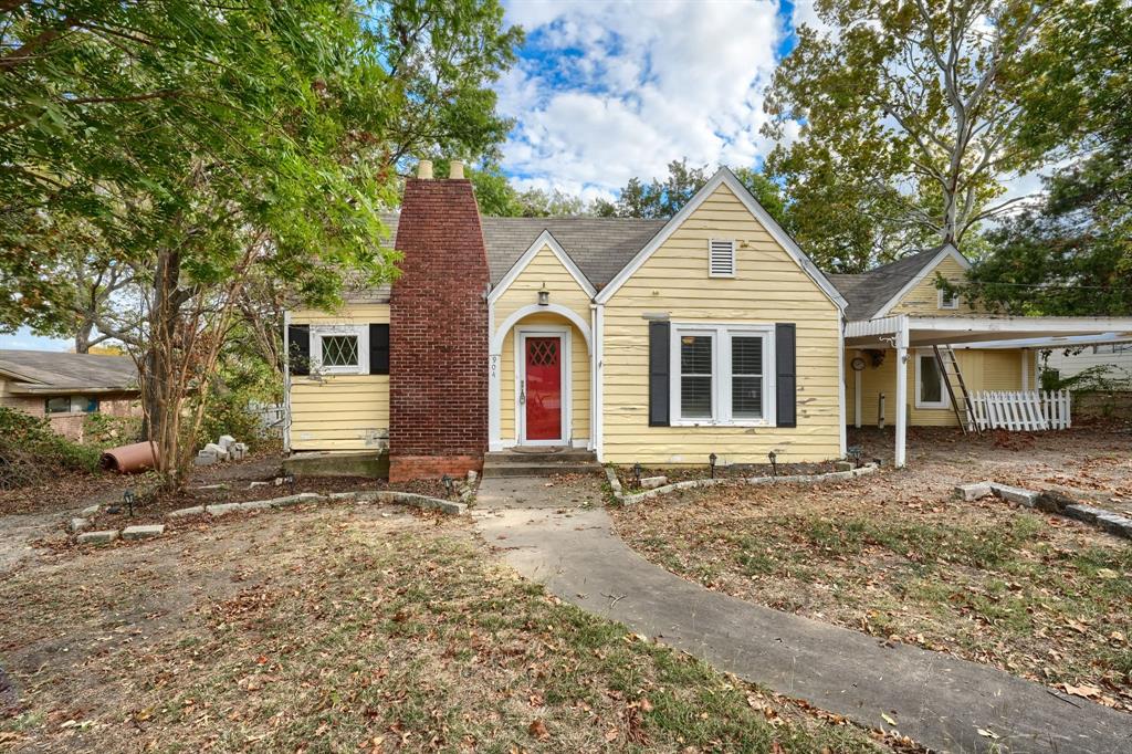 a view of a house with a yard