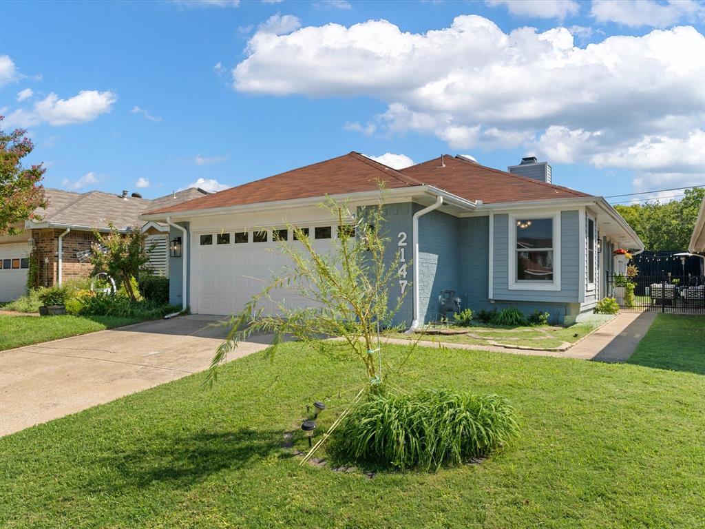 a view of a house with a yard