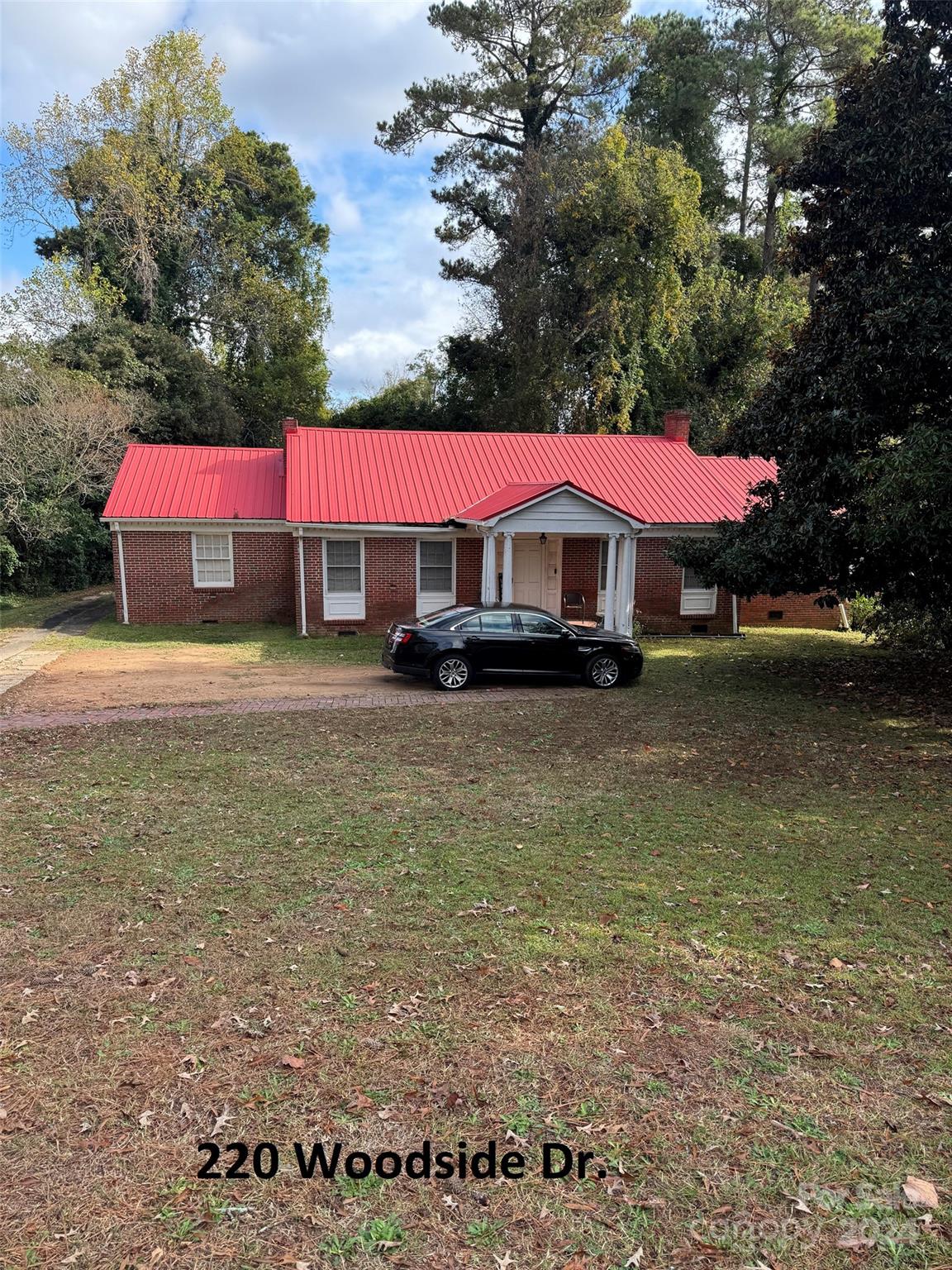 a view of a house with a yard