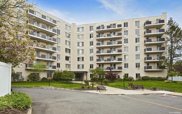 $395,000 | 135 Post Avenue, Unit 6L | Westbury