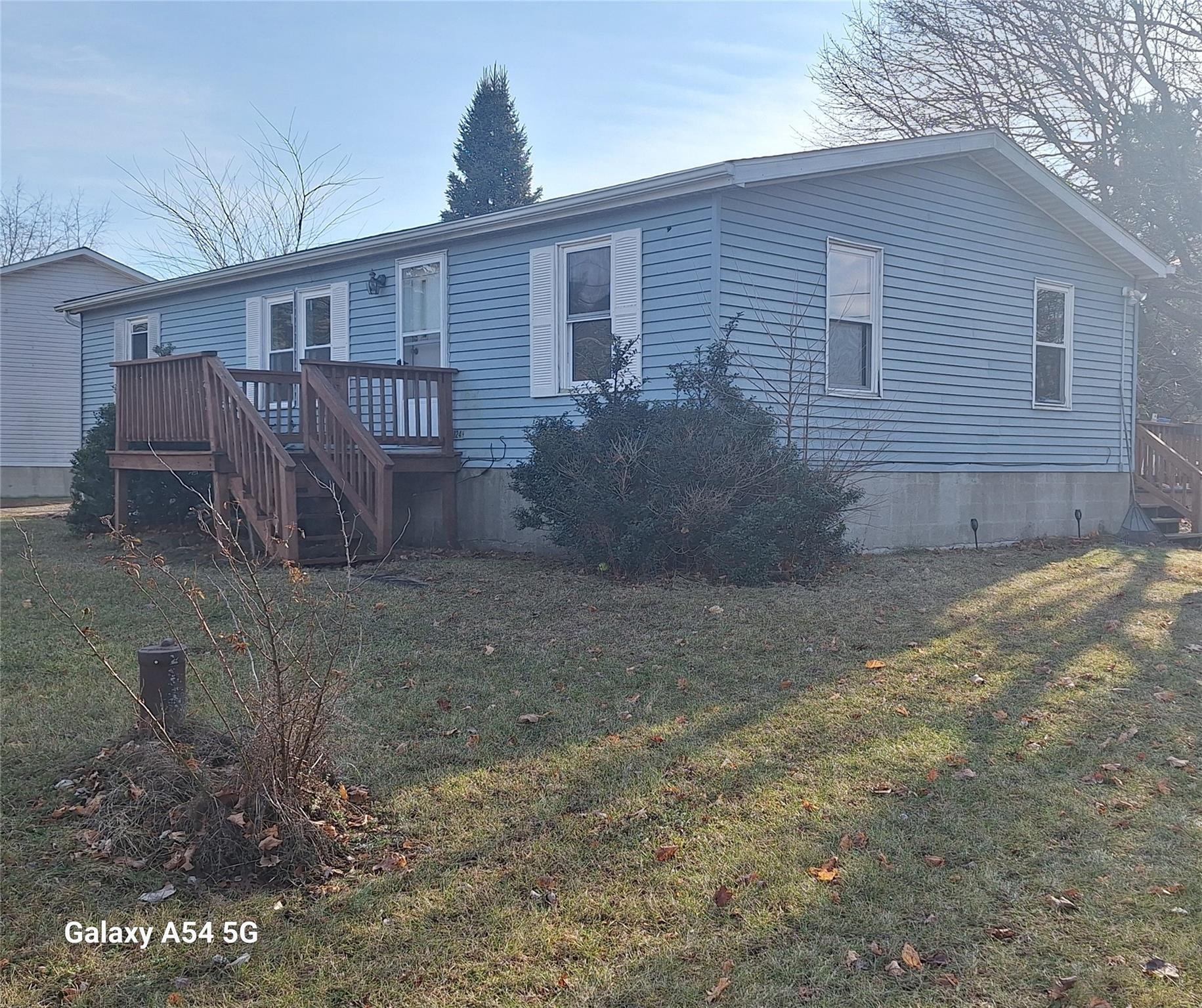 a view of a house with backyard and garden