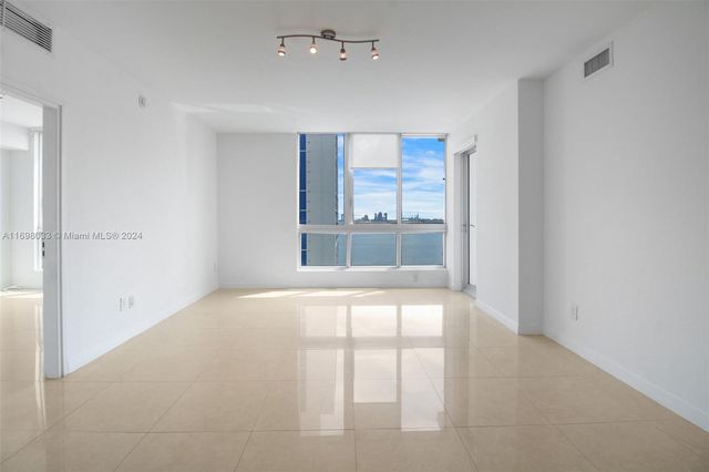 $790,000 | 300 South Biscayne Boulevard, Unit T2212 | Downtown Miami