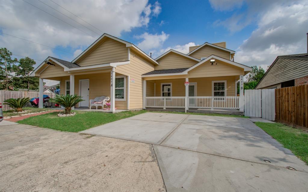 a view of a yard in front of a house