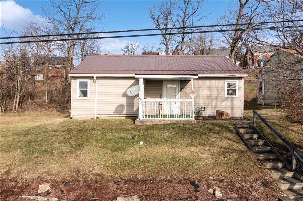 a view of a house with a backyard