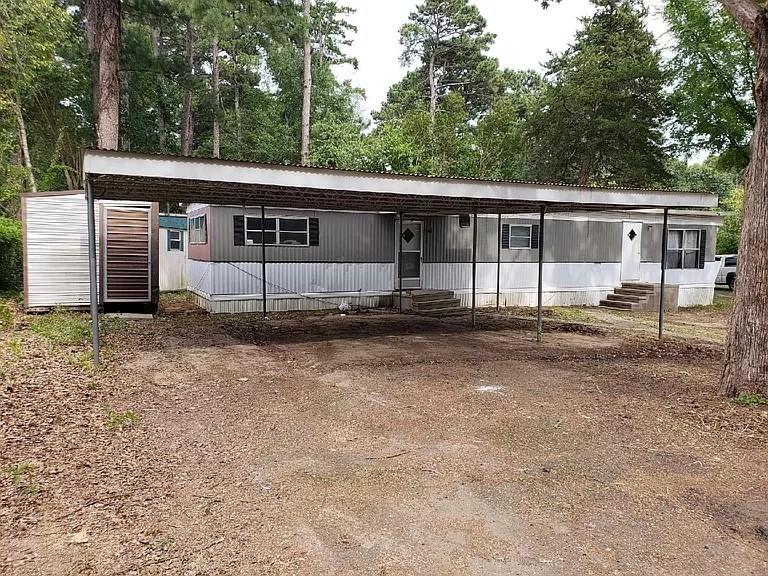 a view of a house with a backyard