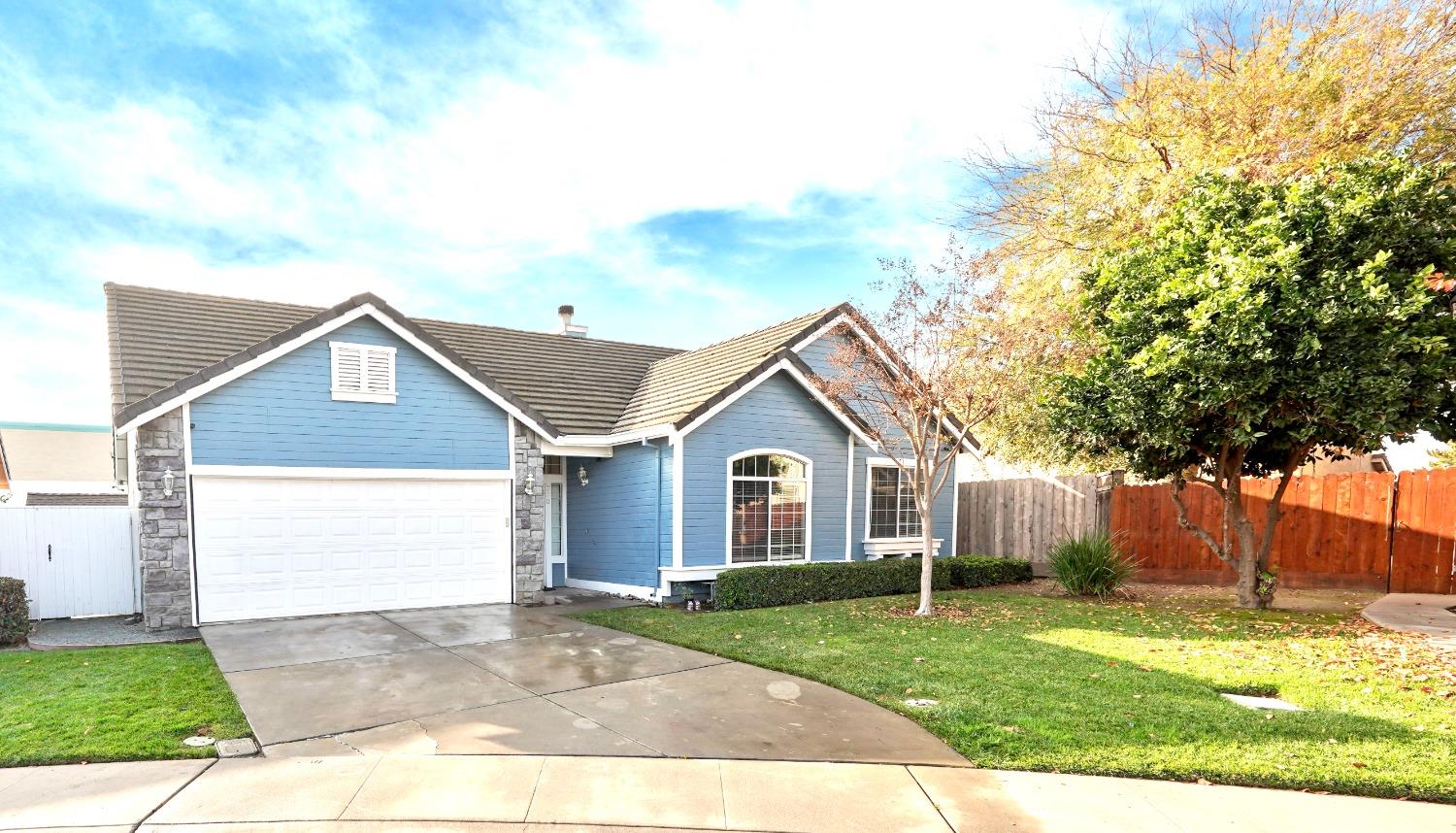 a view of front of a house with a yard