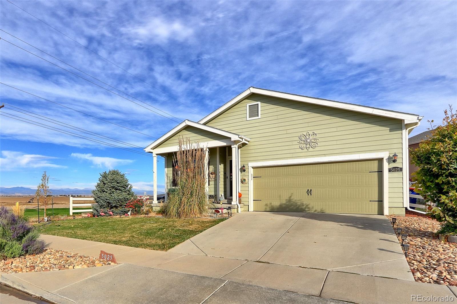 a view of a house with backyard