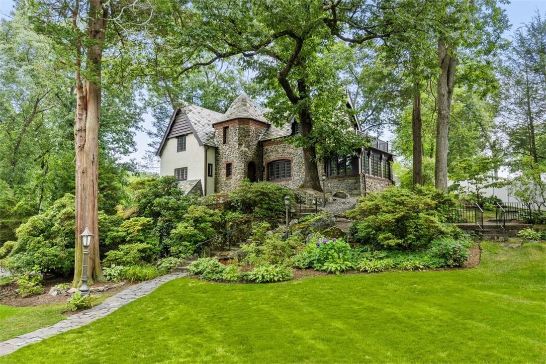 View of front of home featuring a front yard