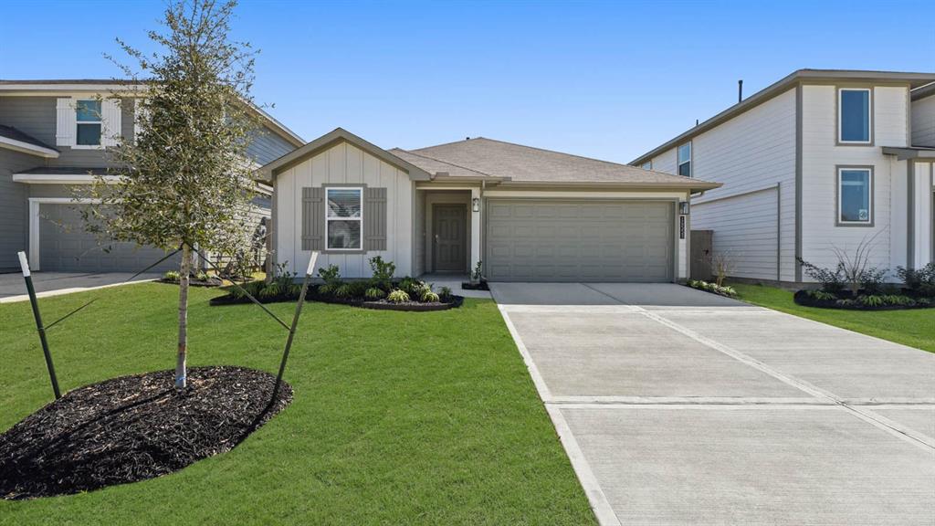 a view of a house with backyard and garden