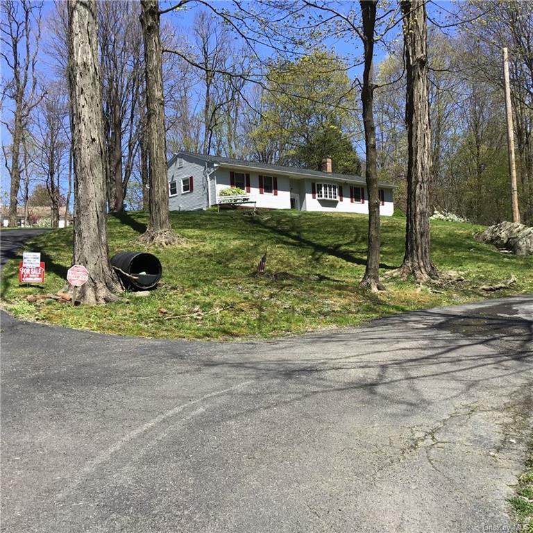 a view of a house with backyard and trees