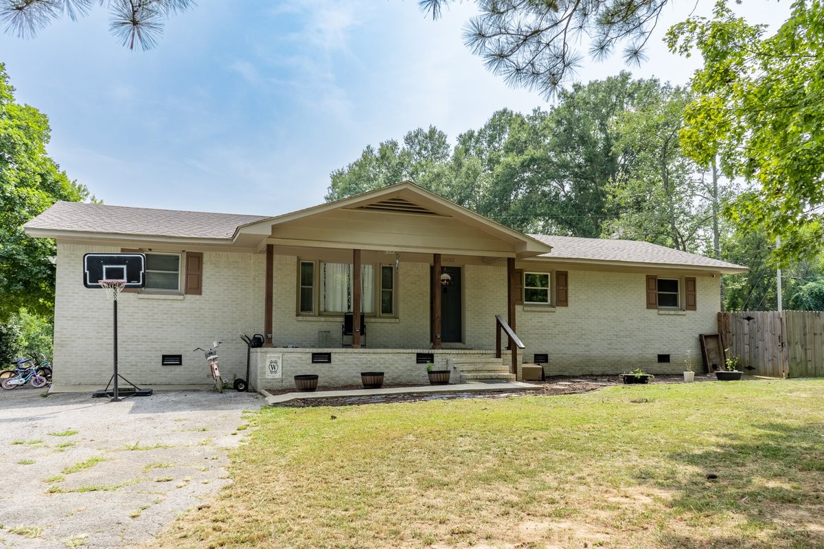 a front view of house with yard