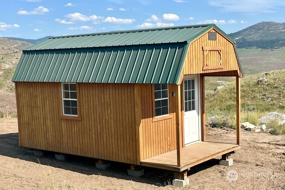 a view of backyard with cabin