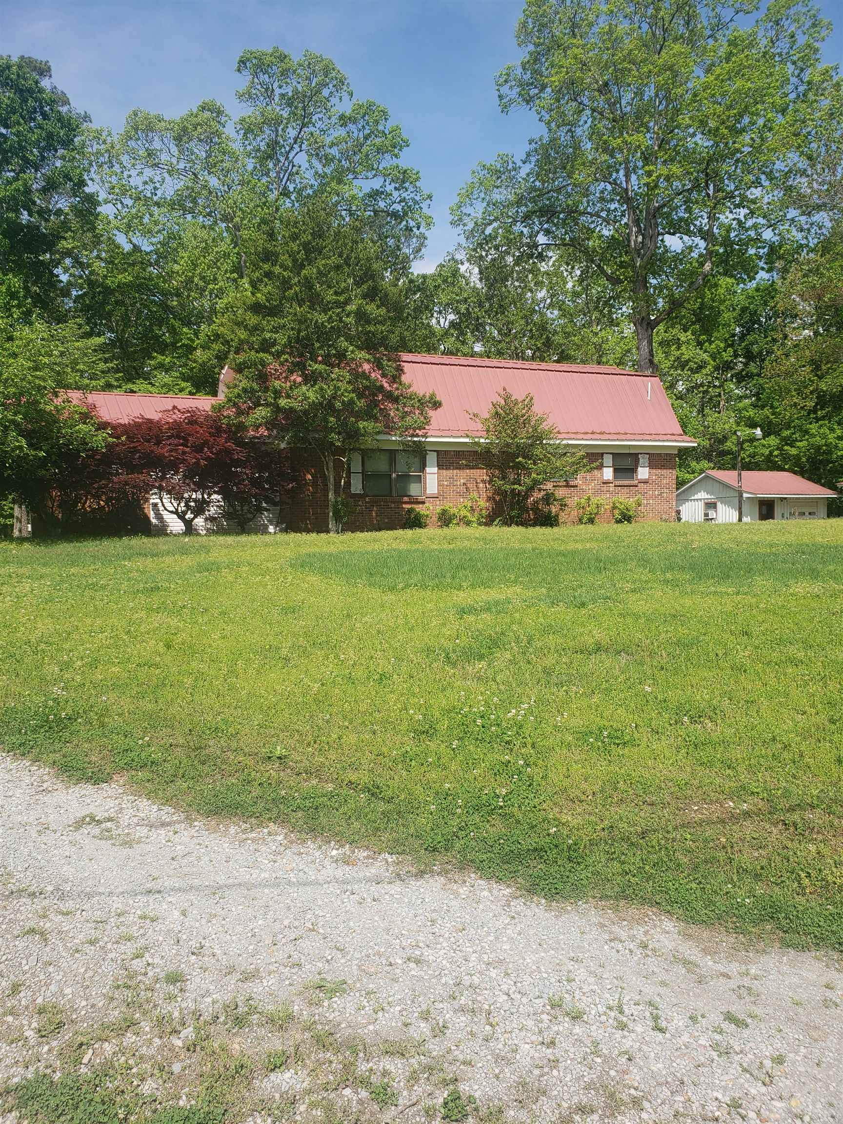 a view of a backyard