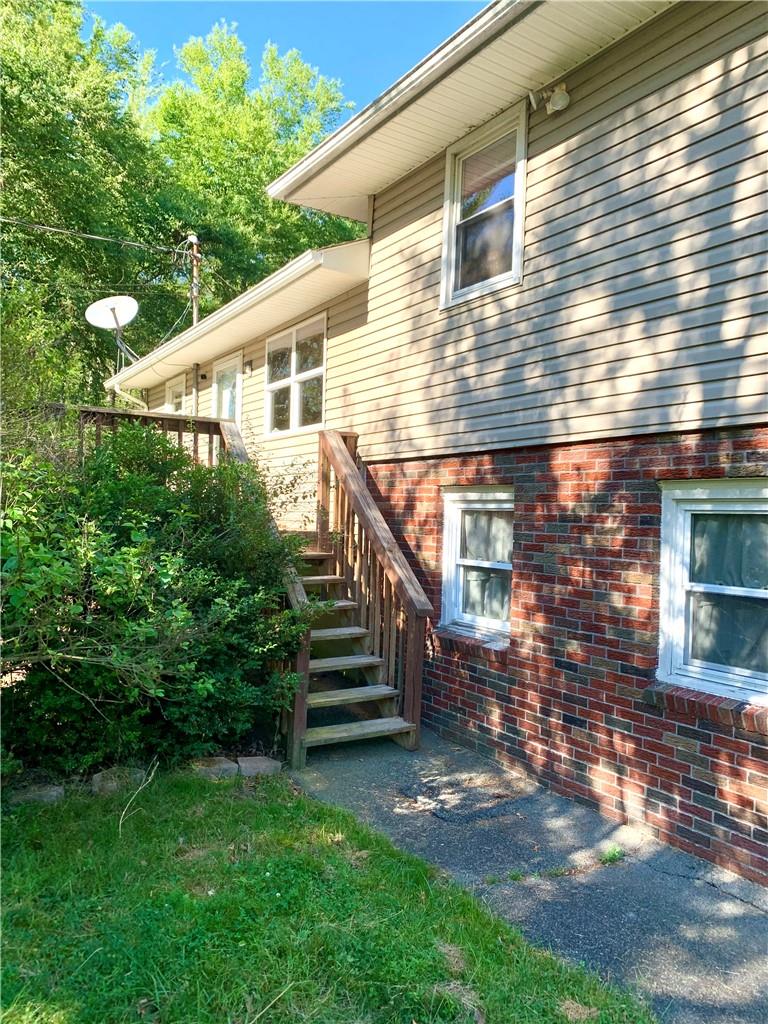 a view of a house with backyard