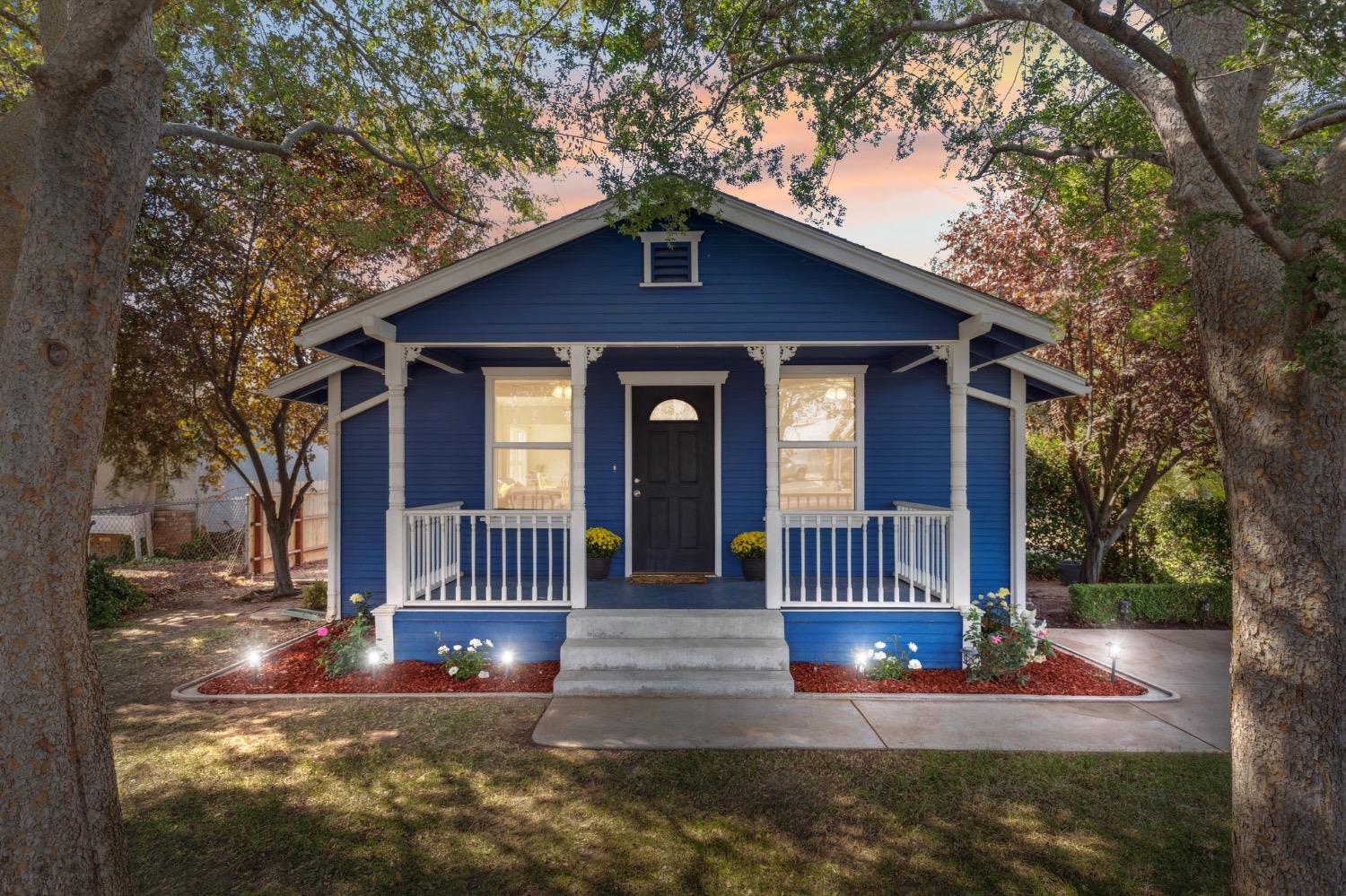 a view of front of a house with a yard