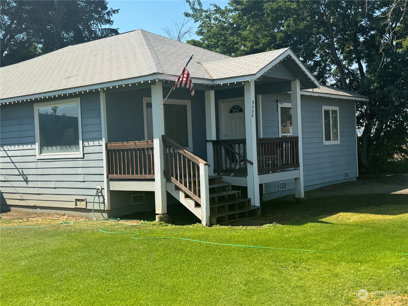 a view of a house with a yard