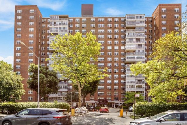 $439,000 | 43-10 Kissena Boulevard, Unit 5B | Flushing