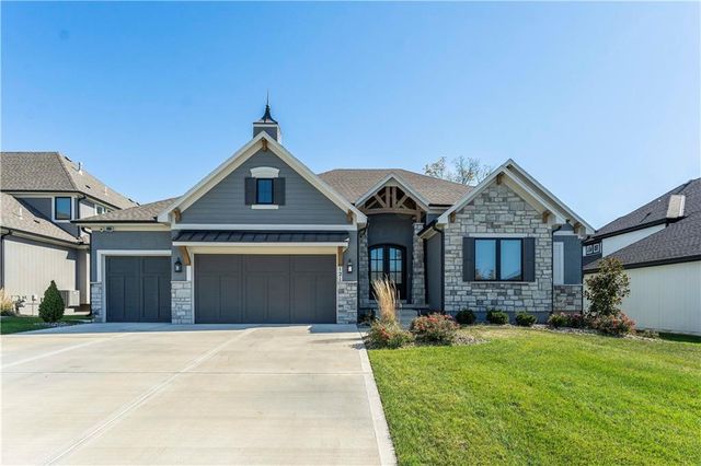 $1,025,000 | 121 Northwest Ambersham Drive | Lee's Summit