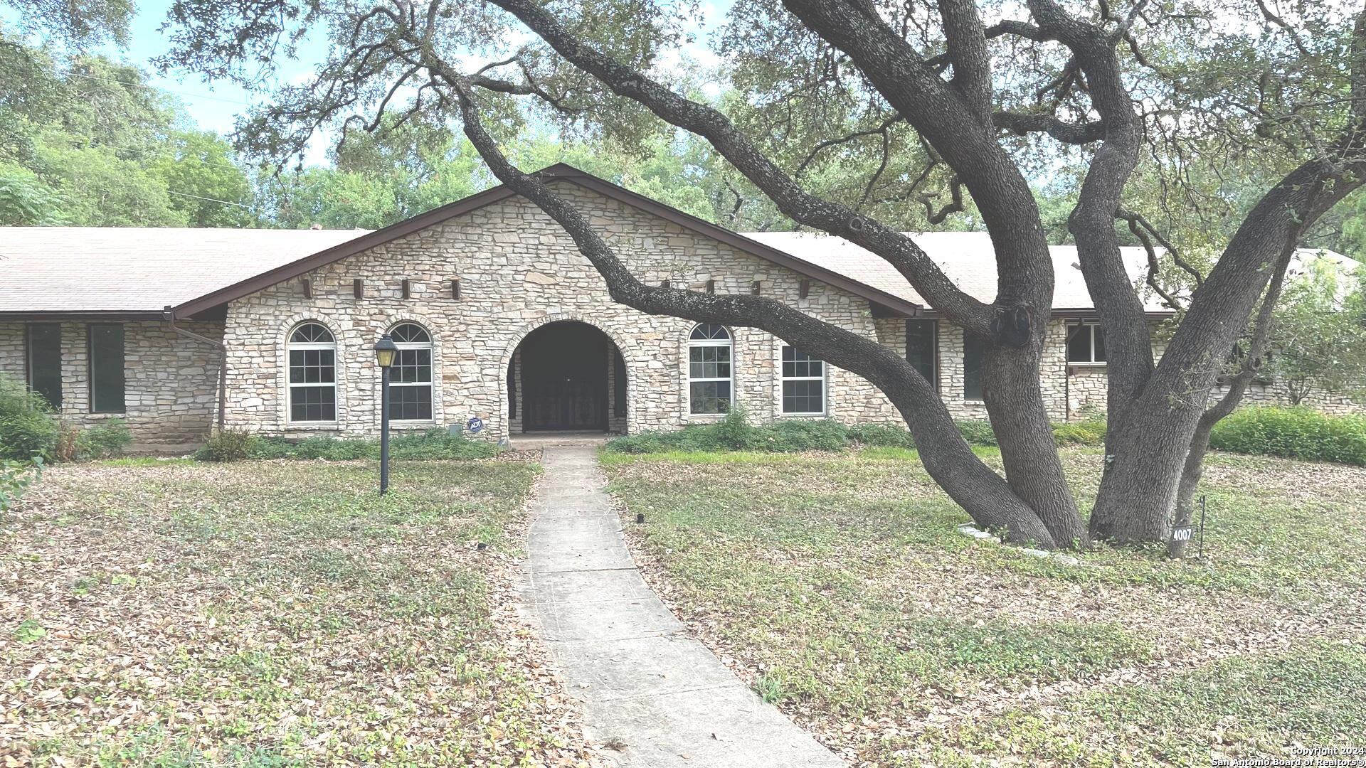 a view of a house with a yard