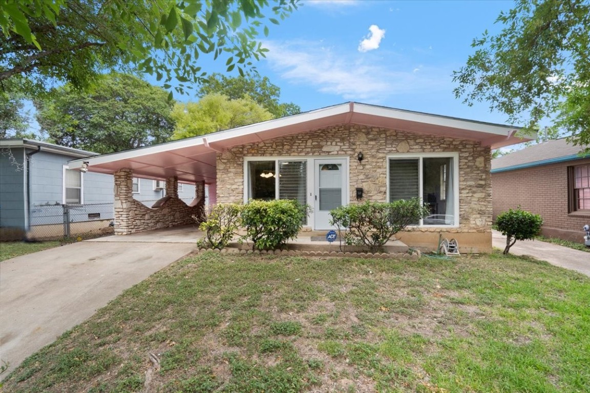 a view of a house with backyard and porch