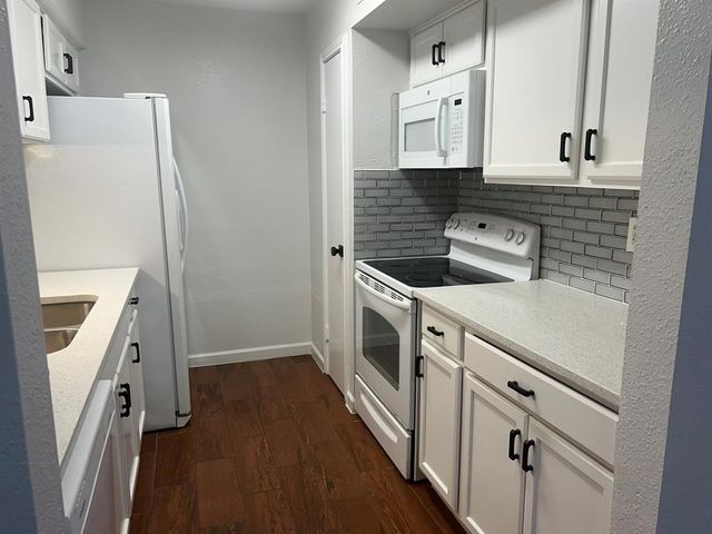 $1,900 | 5550 North Braeswood Boulevard, Unit 70 | North Braeswood Condominiums