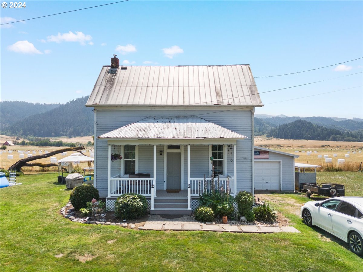 a view of a house with backyard and porch