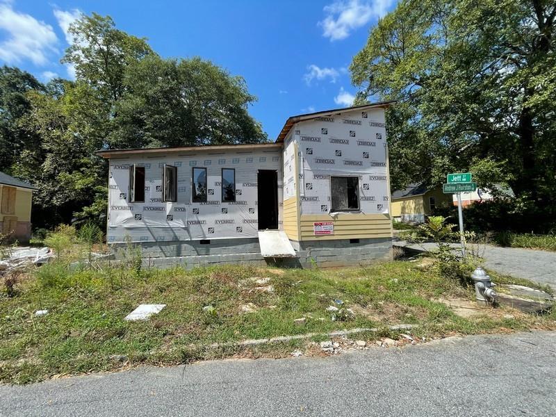 a front view of house with yard