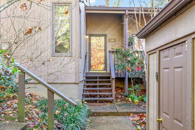 $2,100 | 302 Chimney Hill | Bellevue