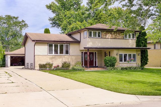 $535,000 | 1413 North Burning Bush Lane | Mount Prospect