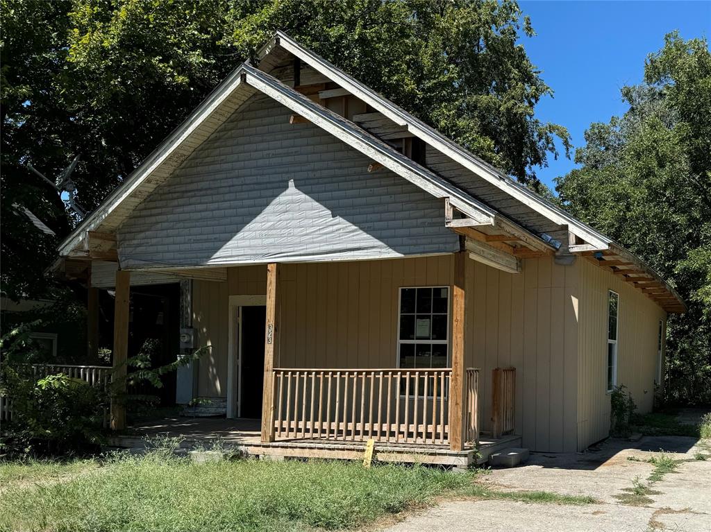 a view of a small house with backyard