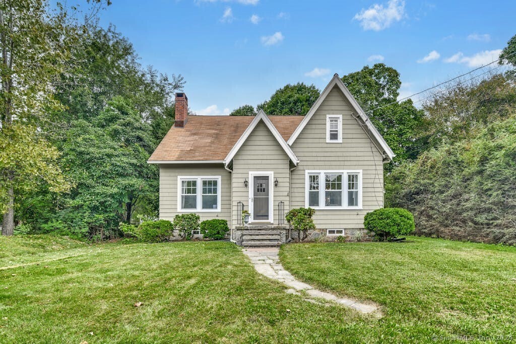 a view of a house with backyard and garden