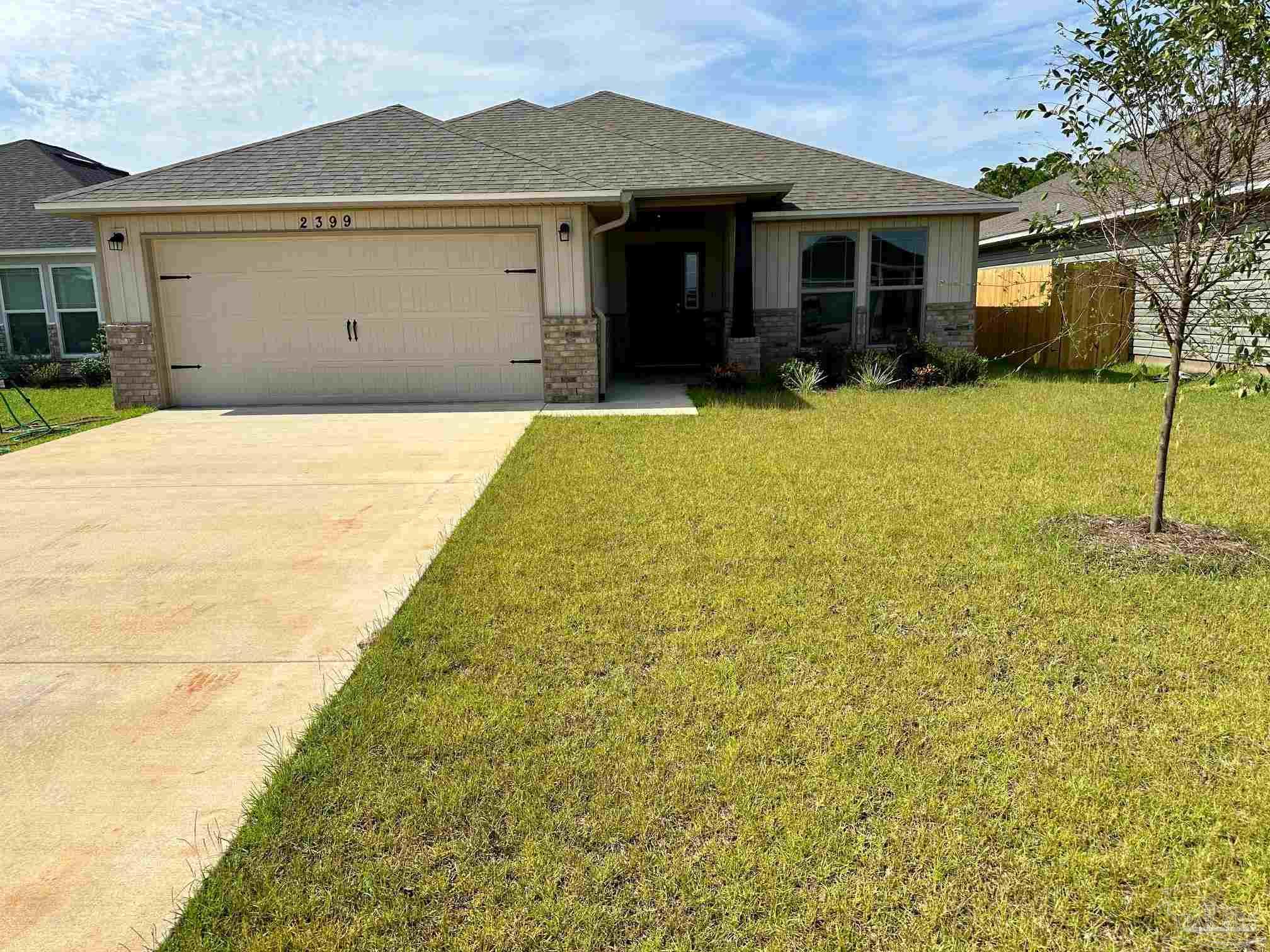 a view of a house with yard and garage