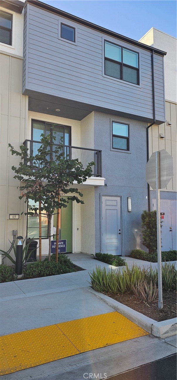 a house view with a outdoor space