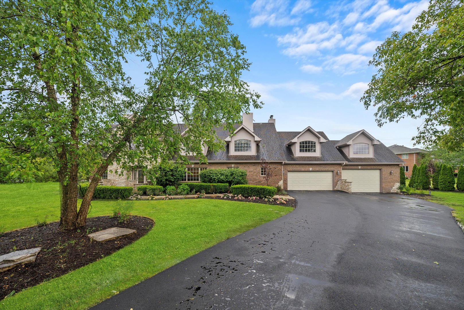 a view of a front of house with a yard