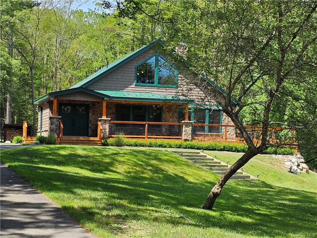 View of front of property featuring a front yard