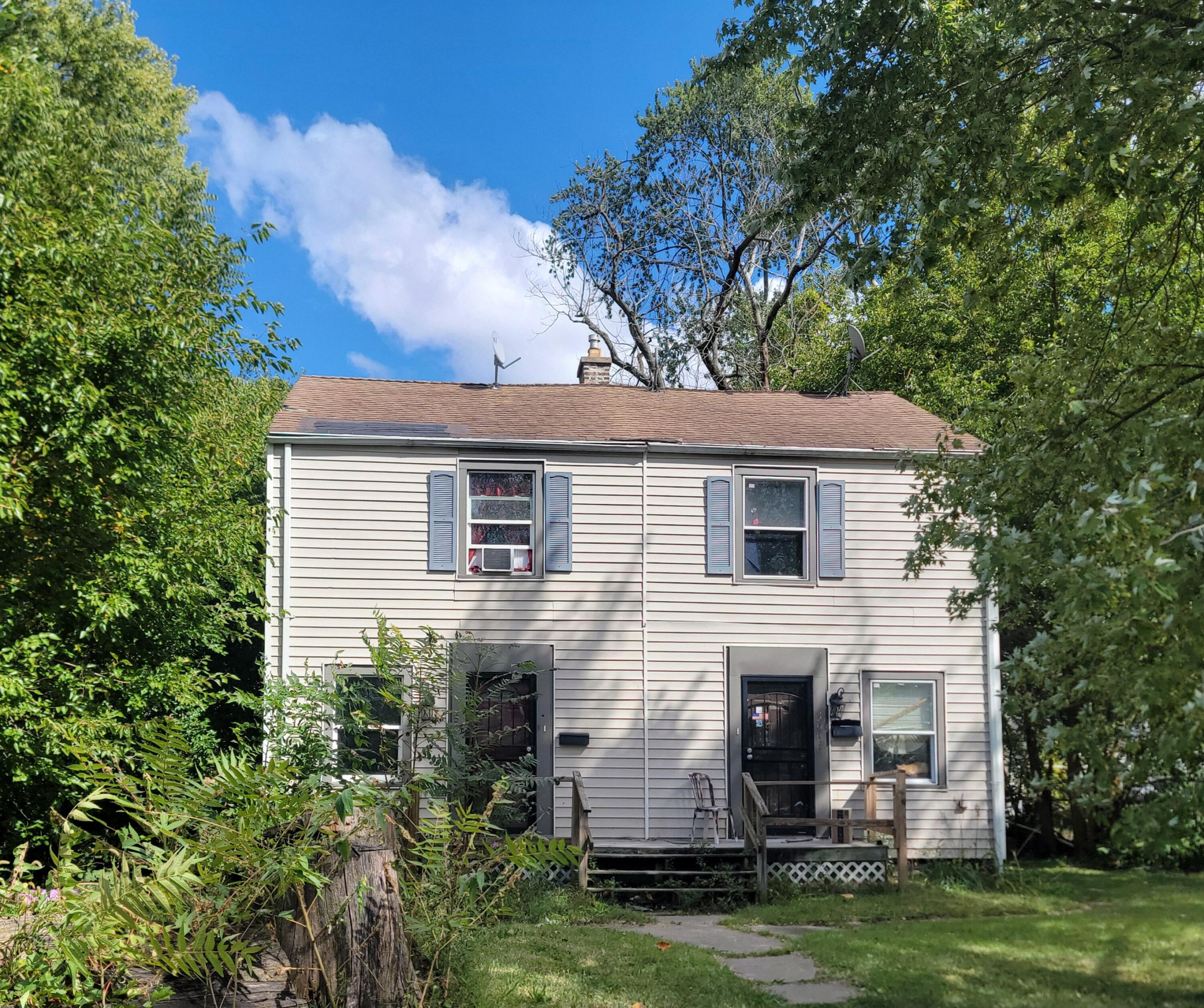 a view of a house with a yard