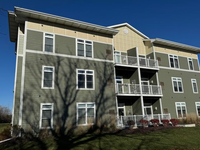 $349,500 | 265 Thurow Drive, Unit 207 | Oconomowoc