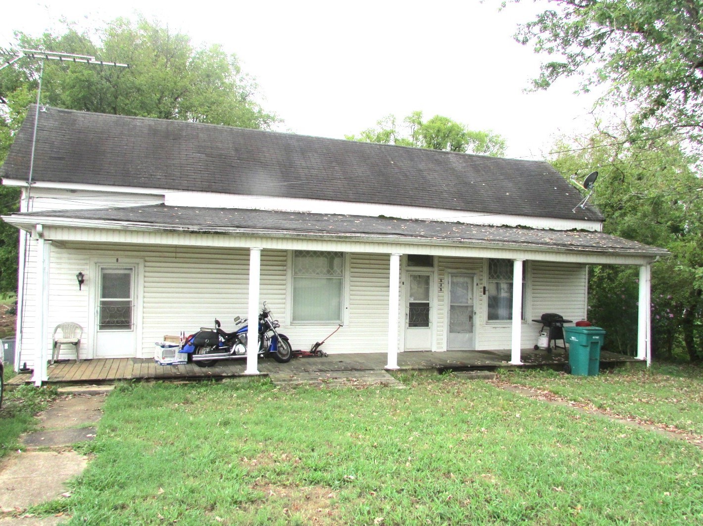 a view of a house with backyard