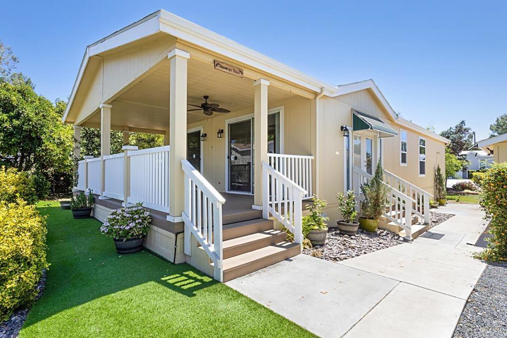 a view of a house with yard and plants