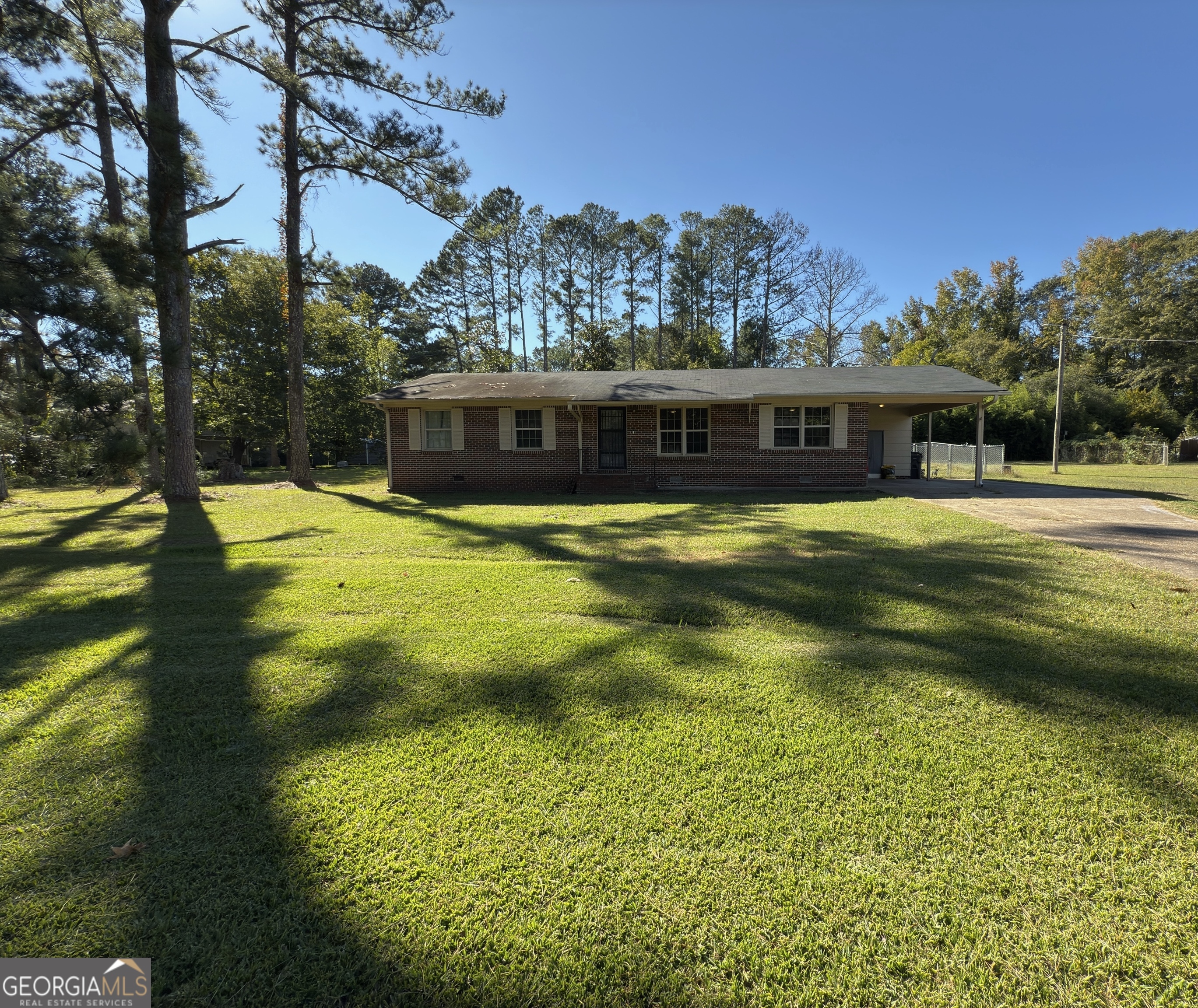 a view of a house with a yard