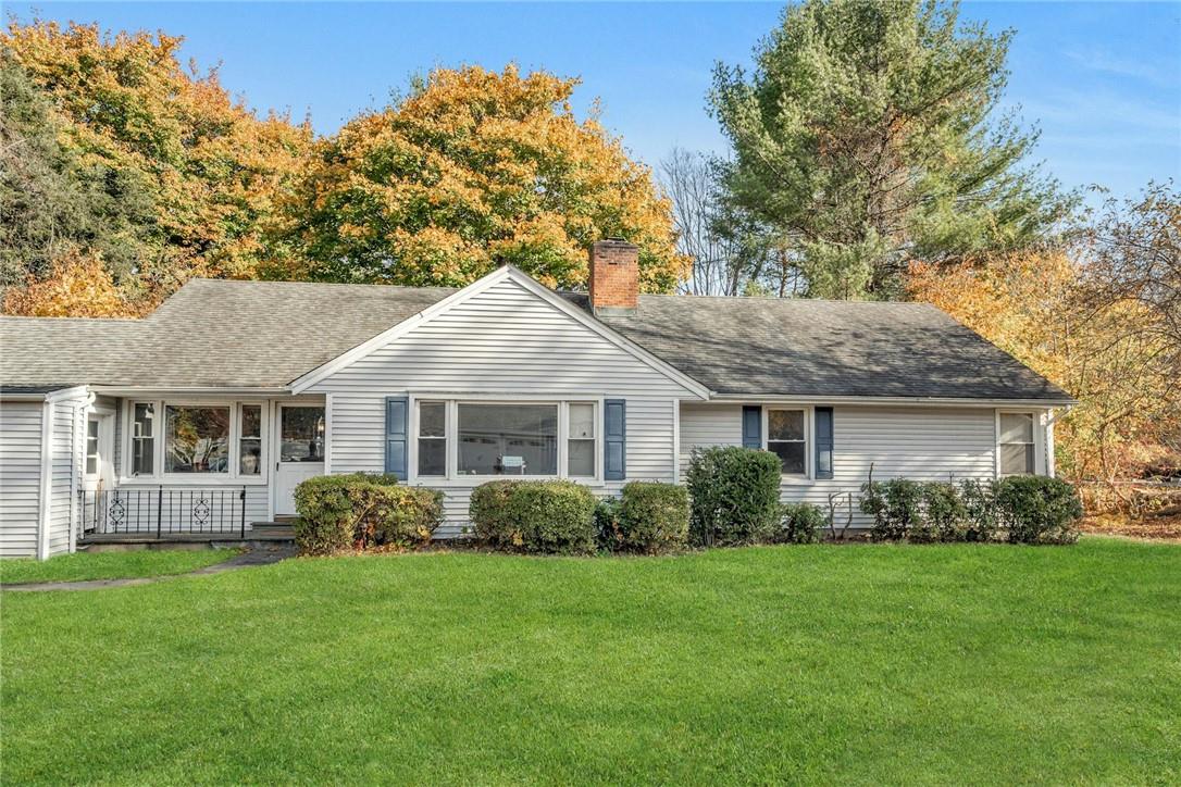 a view of a house with backyard and garden