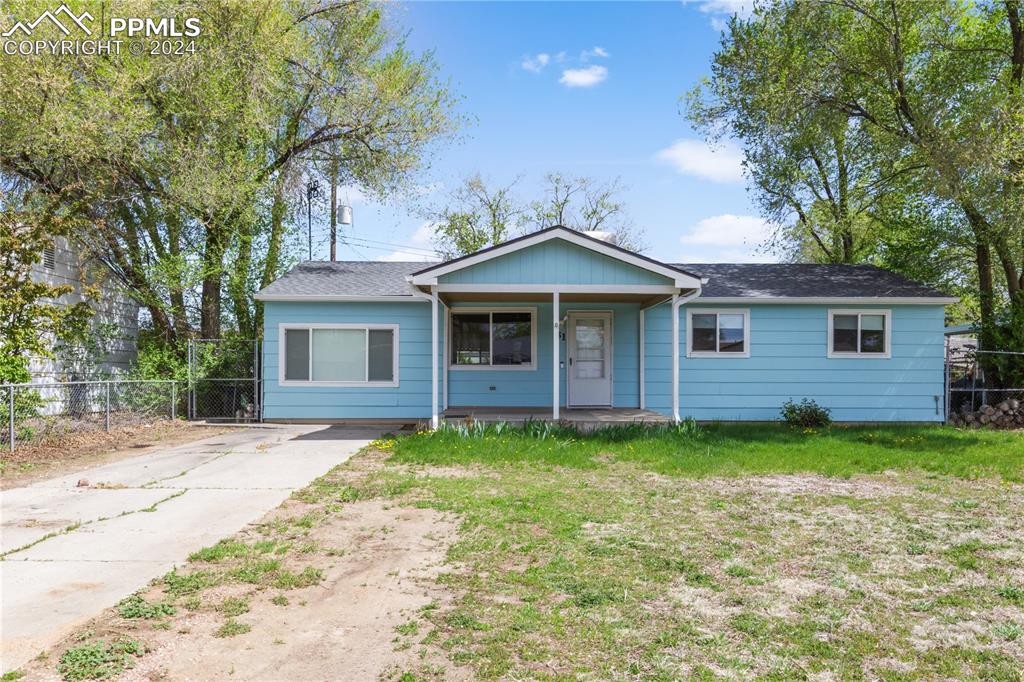 Ranch-style house featuring a front yard