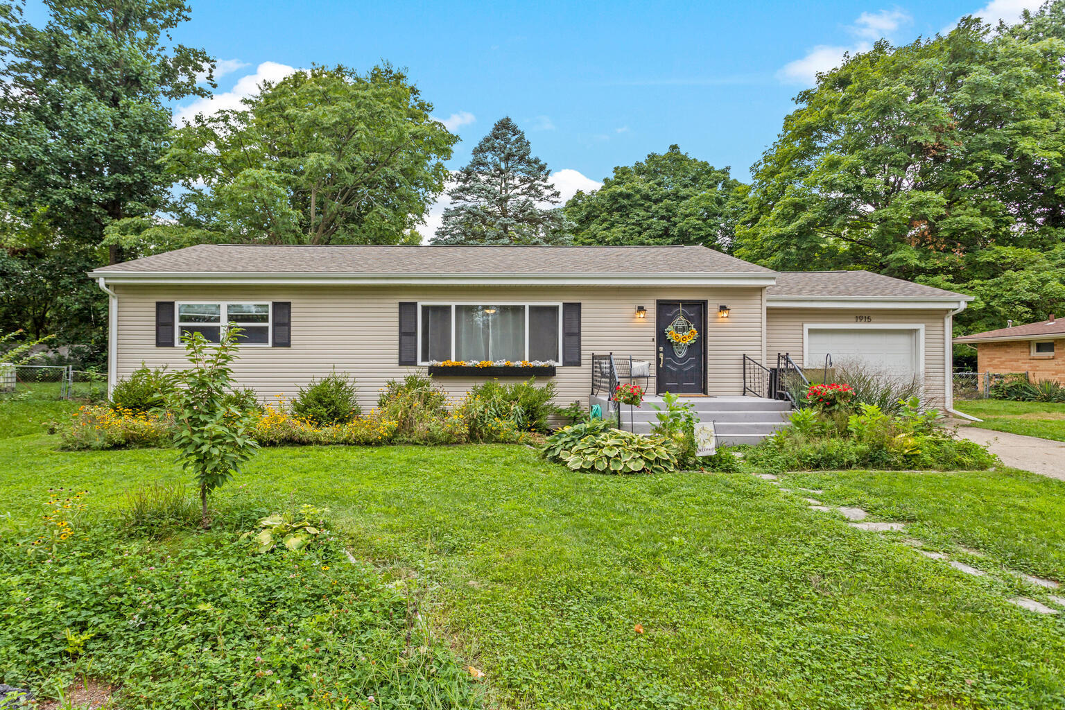 a view of house with front yard