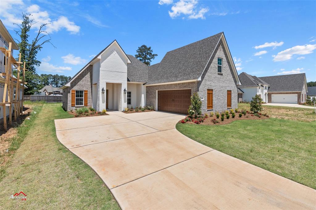 a view of a yard in front of house