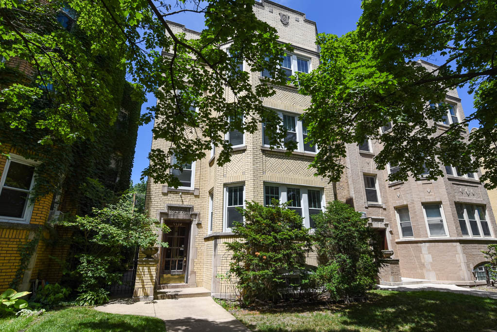 a view of multiple houses with yard