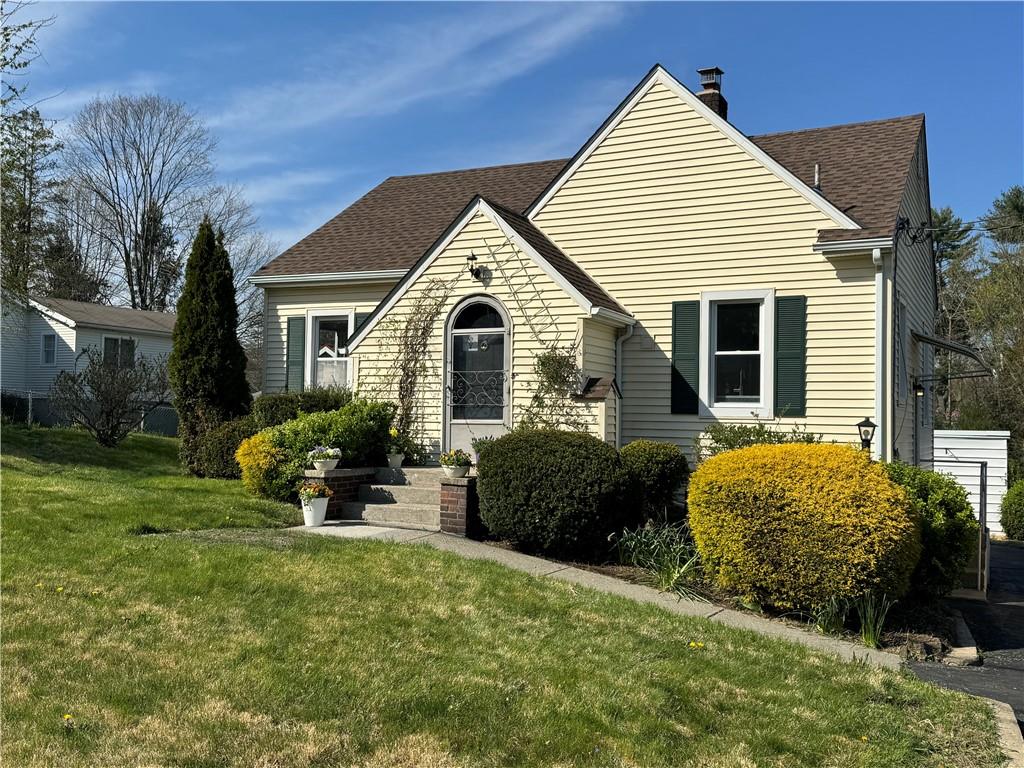 a view of a house with backyard and garden