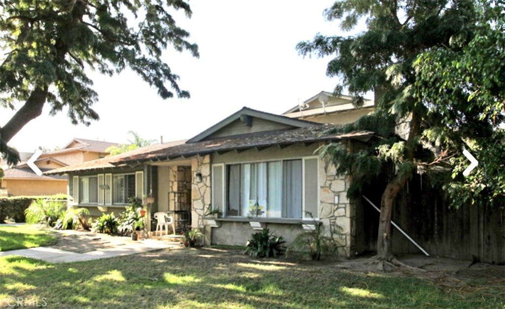 a view of a house with backyard