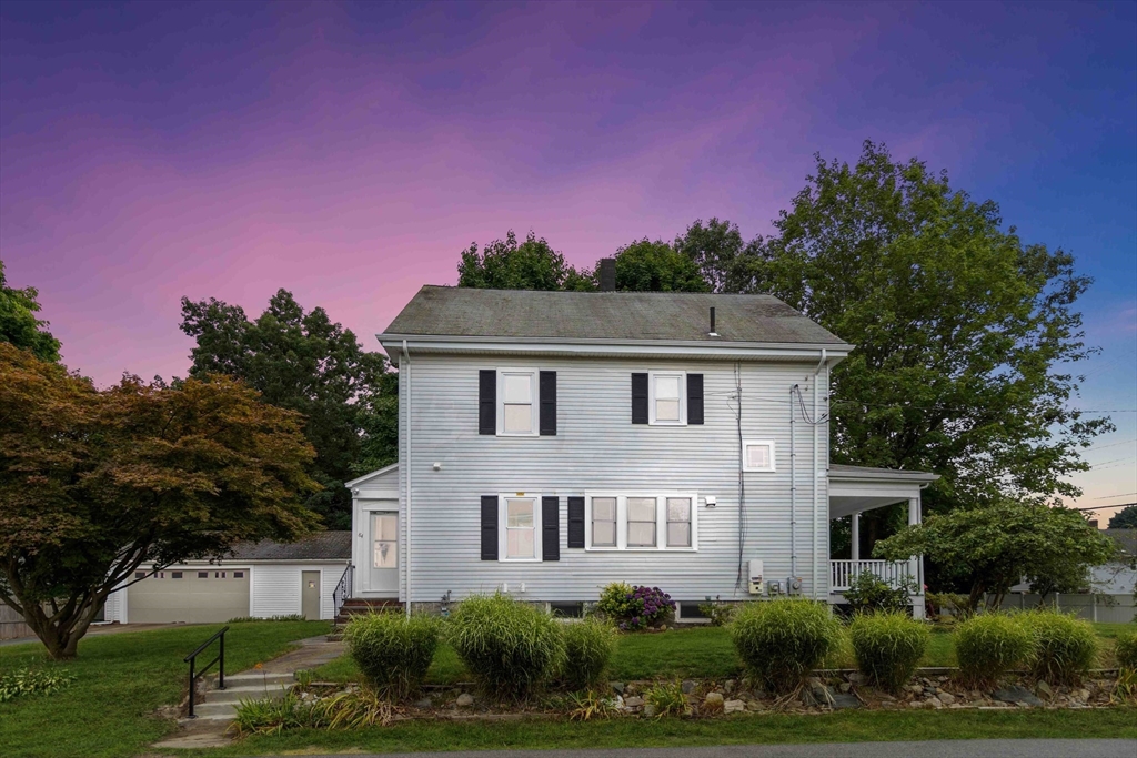 a view of a house with a yard