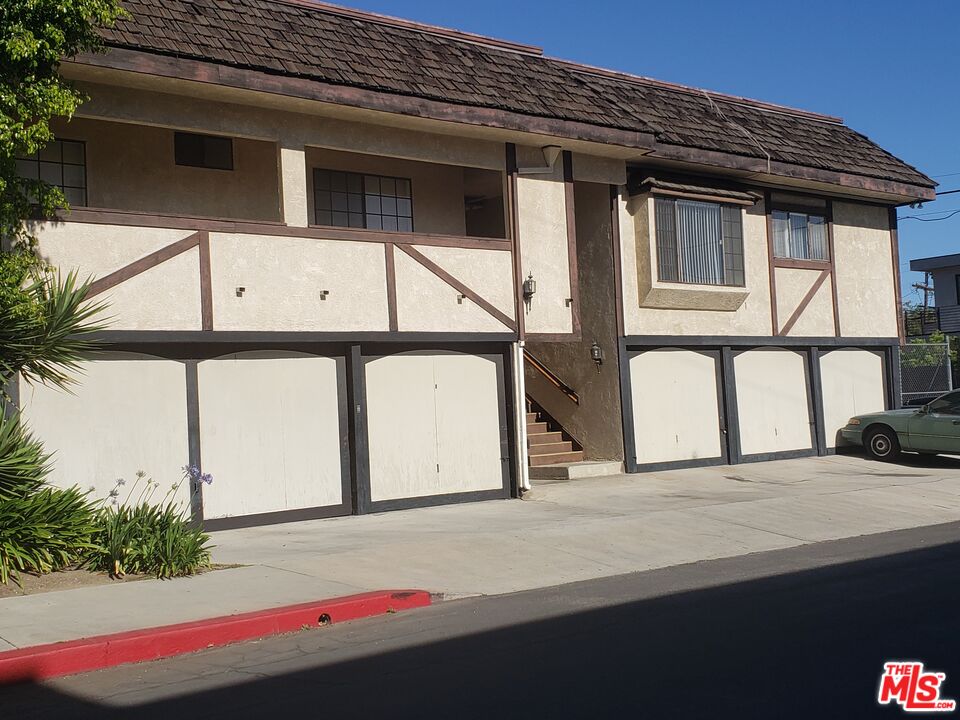 a white building with a small yard