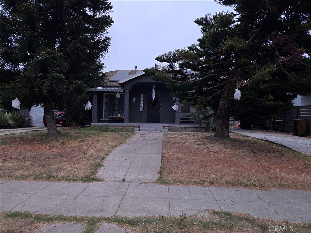 a view of a house with a yard